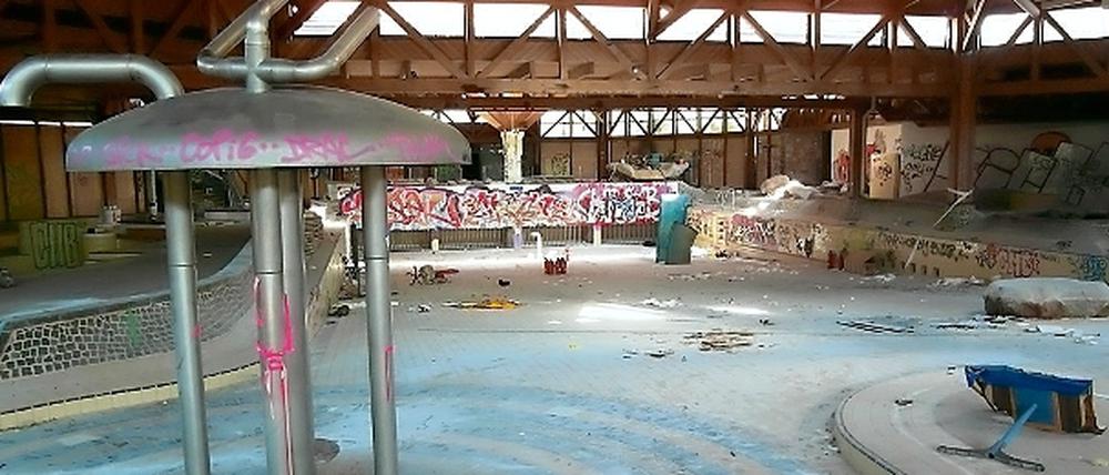 Ein Blick in das ehemalige Spaßbad "Blub", das heute eine Ruine ist.