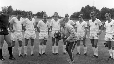 Der Trainer vom Fußball-Bundesligisten Hertha BSC, Helmut Kronsbein (vorne), aufgenommen beim offiziellen Fototermin für die Saison 1968/1969 mit einem Teil seiner Mannschaft. Torwart Gernot Fraydl links im Bild.