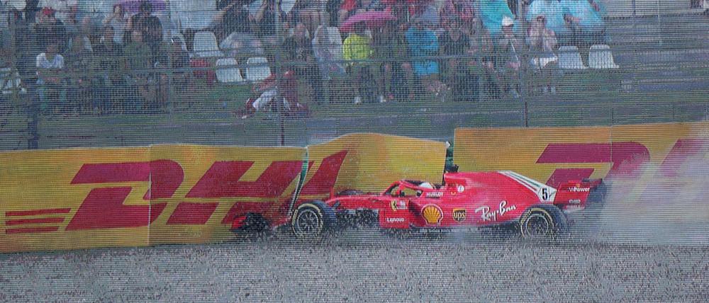 Aus der Traum: Sebastian Vettel (Ferrari) rutscht in einer Kurve von der Strecke und muss den Traum von einem Sieg auf dem Hockenheimring begraben.