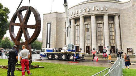 Als deutscher Beitrag in Prag ist eine Präsentation des Werks von Bühnenbildner Bert Neumann vorgesehen. Von Neumann stammt auch das Räuberrad, das als Wahrzeichen der Volksbühne unter Frank Castorf zum Ende von dessen Amtszeit abmontiert wurde. 