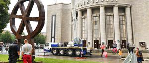 Als deutscher Beitrag in Prag ist eine Präsentation des Werks von Bühnenbildner Bert Neumann vorgesehen. Von Neumann stammt auch das Räuberrad, das als Wahrzeichen der Volksbühne unter Frank Castorf zum Ende von dessen Amtszeit abmontiert wurde. 