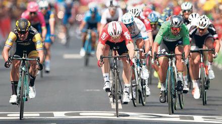Da ging es noch um den Sieg. André Greipel (links) hat auf der achten Etappe das Nachsehen gegen den Niederländer Dylan Groenewegen. Nun sind die Topsprinter nicht mehr dabei.