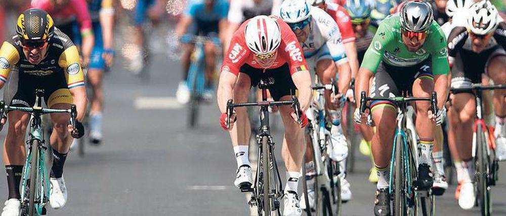 Da ging es noch um den Sieg. André Greipel (links) hat auf der achten Etappe das Nachsehen gegen den Niederländer Dylan Groenewegen. Nun sind die Topsprinter nicht mehr dabei.
