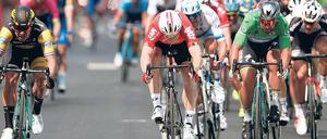 Da ging es noch um den Sieg. André Greipel (links) hat auf der achten Etappe das Nachsehen gegen den Niederländer Dylan Groenewegen. Nun sind die Topsprinter nicht mehr dabei.