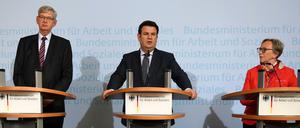 Freie Hand: Sozialminister Hubertus Heil mit den Vorsitzenden der Rentenkommission, Gabriele Lösekrug-Möller (SPD) und Karl Schiewerling (CDU).