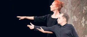 Hommage an eine Primaballerina. In Raimund Hoghes Stück „Canzone per Ornella“ spielen sich die einstige Solotänzerin und der deutsche Choreograph selbst.