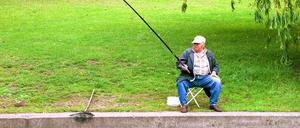 Ein Angler an der Spree in Berlin-Charlottenburg.