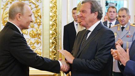 Arbeiten bei Nord Stream 2 Hand in Hand: Russlands Präsident Wladimir Putin und Alt-Bundeskanzler Gerhard Schröder. 