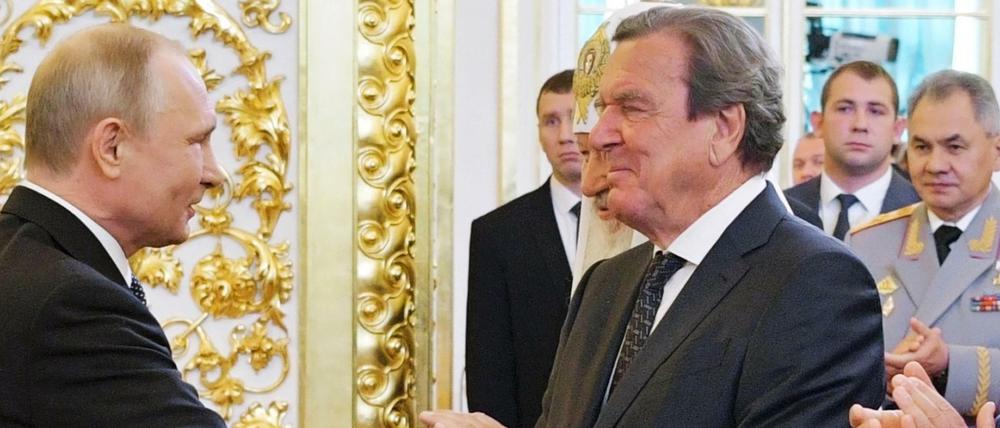 Arbeiten bei Nord Stream 2 Hand in Hand: Russlands Präsident Wladimir Putin und Alt-Bundeskanzler Gerhard Schröder.