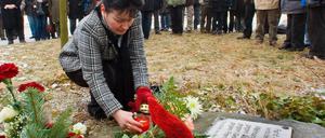 Am Gedenkstein für Farid Guendoul in Guben.