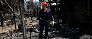 Ein Helfer läuft nach dem Brand durch eine Trümmerlandschaft