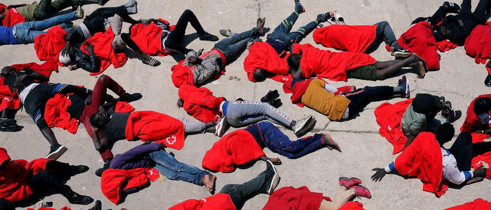 Afrikanische Migranten nach der Rettung von Booten in der Straße von Gibraltar.