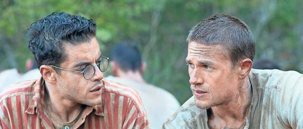 Nur gemeinsam können Papillon (Charlie Hunnam) und Dega (Rami Malek) das Straflager überleben. 