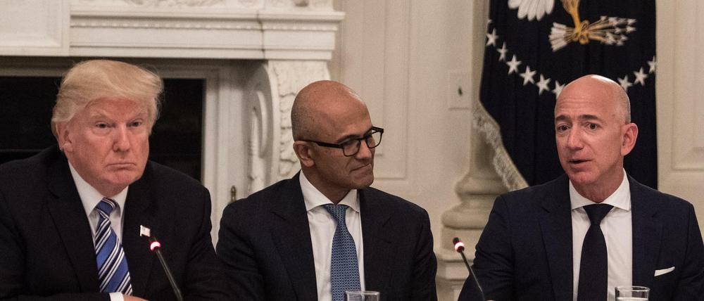 Hier war das Verhältnis noch besser: Donald Trump, Microsoft CEO Satya Nadella und Amazon CEO Jeff Bezos vor einem Jahr im Weißen Haus.
