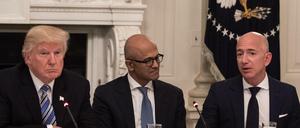 Donald Trump, Microsoft CEO Satya Nadella und Jeff Bezos im Weißen Haus.