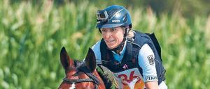 Ein agiles Paar: Ingrid Klimke und Hale Bob bei der Vielseitigkeitsprüfung in Aachen - eine von drei Disziplinen, bei der die 48-Jährige startet.