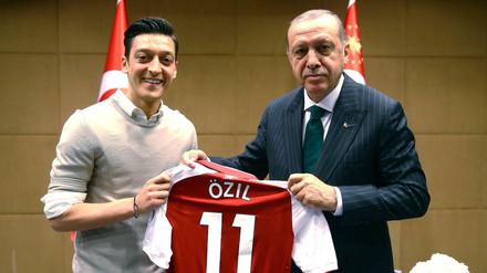 Umstrittener Fototermin. Mesut Özil mit Türkeis Präsident Recep Tayyip Erdogan.