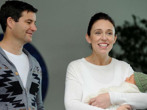 Mutter der Nation: Jacinda Ardern mit Tochter und Mann Clarke Gayford.
