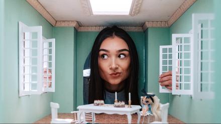 Größe zeigen. Im „Studio of Wonders“ am Leipziger Platz finden die meist jungen Besucherinnen und Besucher 20 Kulissen, mit denen sie ungewöhnliche Fotos für ihre Social-Media-Kanäle produzieren können. Experten glauben: Es braucht derartige Angebote, um sie in die Malls zu locken. Doch auch die Einzelhändler selbst müssen umdenken. 