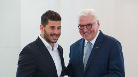Spieler mit Präsident. Bundespräsident Frank-Walter Steinmeier ehrt Yasin Ehliz (links) am 7. Juni dieses Jahres im Schloss Bellevue.