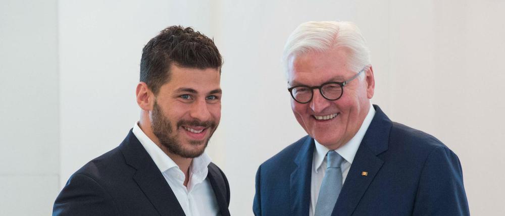 Spieler mit Präsident. Bundespräsident Frank-Walter Steinmeier ehrt Yasin Ehliz (links) am 7. Juni dieses Jahres im Schloss Bellevue.