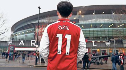 Reißender Absatz. In Neukölln wollen jetzt alle das Vereinstrikot von Mesut Özil.