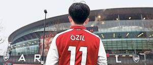 Reißender Absatz. In Neukölln wollen jetzt alle das Vereinstrikot von Mesut Özil.