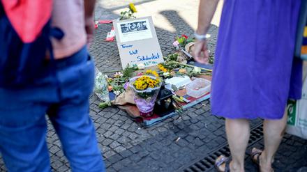 Blumen und Solidaritätsbekundungen liegen am Cajamarca-Platz am S-Bahnhof Schöneweide.