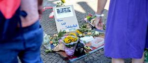 Blumen und Solidaritätsbekundungen liegen am Cajamarca-Platz am S-Bahnhof Schöneweide.