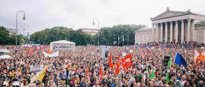 Die Polizei sprach von mehr als 20.000 Teilnehmern. 