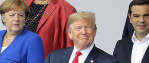 Bundeskanzlerin Angela Merkel, US-Präsident Donald Trump (Mitte) und der griechische Ministerpräsident Alexis Tsipras beim Nato-Gipfel.