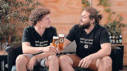 Peter Eckert (l.) und David Griedelbach, Geschäftsführer des Kreuzberger Bierunternehmens "Quartiermeister".