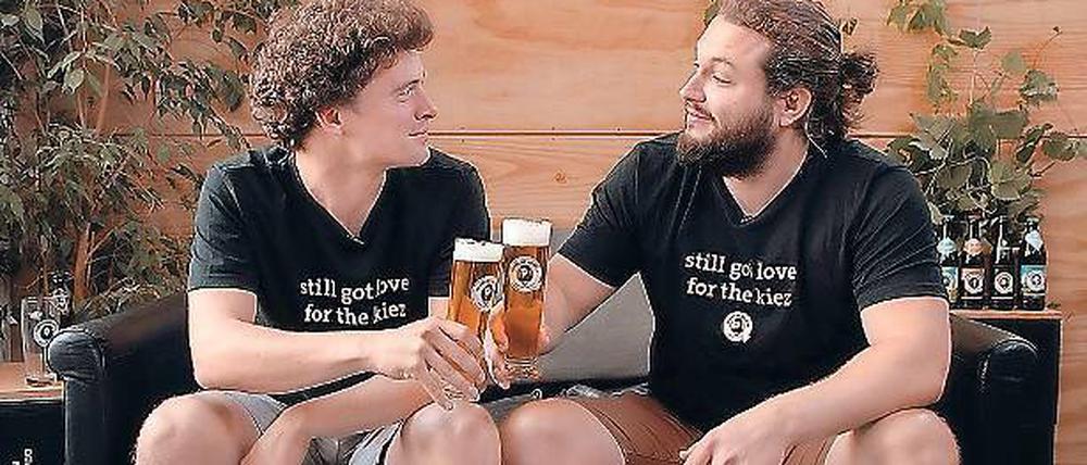 Peter Eckert (l.) und David Griedelbach, Geschäftsführer des Kreuzberger Bierunternehmens "Quartiermeister".