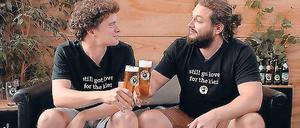Peter Eckert (l.) und David Griedelbach, Geschäftsführer des Kreuzberger Bierunternehmens "Quartiermeister".