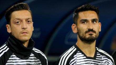 Ernste Gesichter: Mesut Özil (l) und Ilkay Gündogan traf scharfe Kritik, aus der Özil jetzt seine Konsequenzen zeiht und aus der Nationalmannschaft zurücktritt.