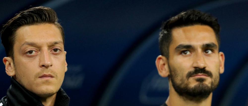 Ernste Gesichter: Mesut Özil (l) und Ilkay Gündogan traf scharfe Kritik, aus der Özil jetzt seine Konsequenzen zeiht und aus der Nationalmannschaft zurücktritt.