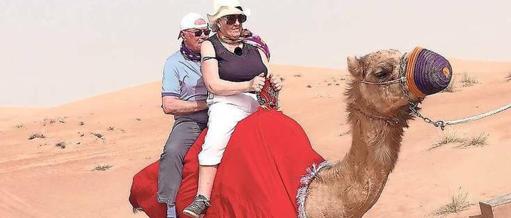 Das erste Mal Kamelreiten. Die Rentner Bernd und Christina in der Wüste nahe Dubai. Alles unter dem Blick von Reiseführer Steven Gätjen.
