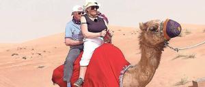 Das erste Mal Kamelreiten. Die Rentner Bernd und Christina in der Wüste nahe Dubai. Alles unter dem Blick von Reiseführer Steven Gätjen.