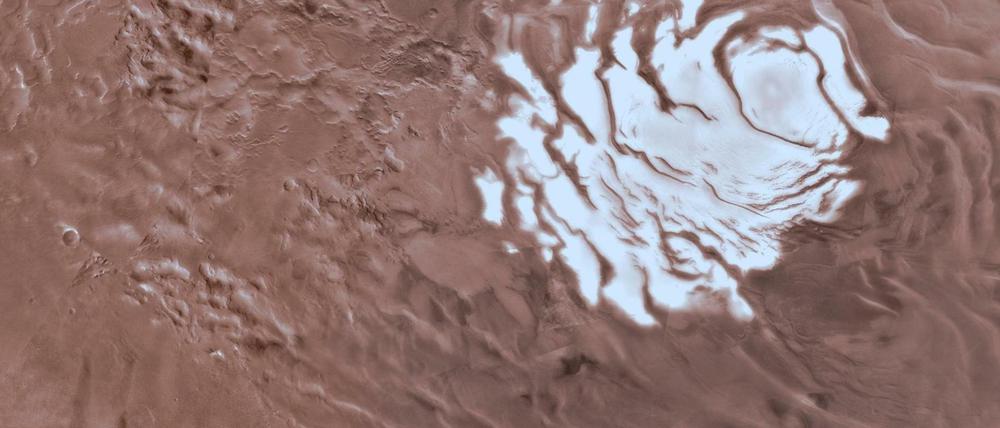Die Computergrafik zeigt das Ebenengebiet des südlichen Marspols, "Planum Australe". Die farbig markierten stellen zeigen einen von Themis untersuchten Bereich. Die dunkelblauen Stellen sollen die Präsenz von flüssigen Wasser zeigen.