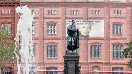 Der Baumeister auf dem Schinkelplatz. Seit 1996 steht seine Statue wieder vor der Bauakademie. 
