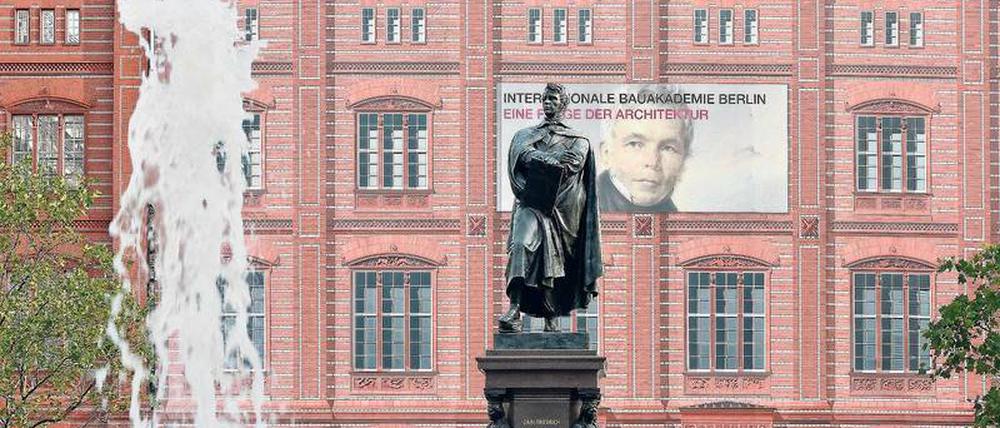 Der Baumeister auf dem Schinkelplatz. Seit 1996 steht seine Statue wieder vor der Bauakademie.