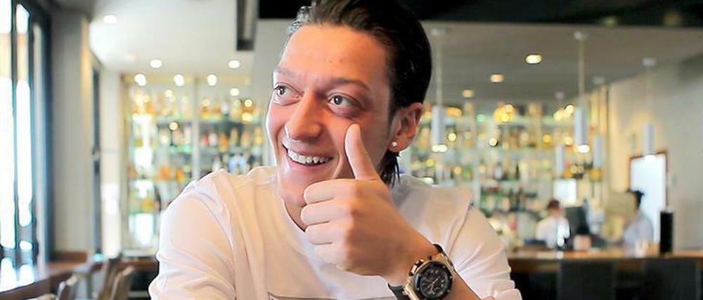 Neben den Beinen ein anderer Körperteil, der trainiert werden will. Mesut Özil.