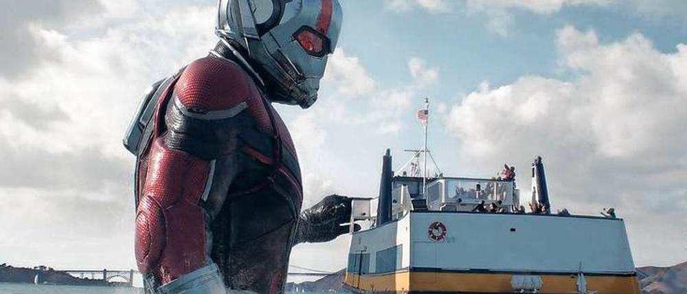 Gigant des Meeres. Mit der Betaversion seines neuen Anzugs hat der Ameisenmann Scott Lang (Paul Rudd) noch Probleme. Bei der Rettung eines Fährschiffs bewährt dieser sich allerdings. Szene aus Peyton Reeds „Ant-Man and the Wasp“.