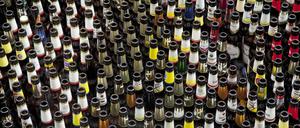 Ausgetrunken: Die Menschen kaufen so viel Bier wie seit Jahren nicht mehr. Bei einigen Brauereien werden jetzt die Flaschen knapp.