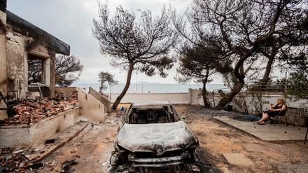 Alles verloren. Asimina Psaltira blickt verzweifelt auf das, was von ihrer Habe übrig blieb. Für viele kam das Feuer in der Nacht viel zu schnell, um etwas zu retten.