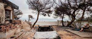 Alles verloren. Asimina Psaltira blickt verzweifelt auf das, was von ihrer Habe übrig blieb. Für viele kam das Feuer in der Nacht viel zu schnell, um etwas zu retten.