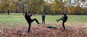 Lisa und Lutz üben sich im Fitboxen in der Hasenheide.