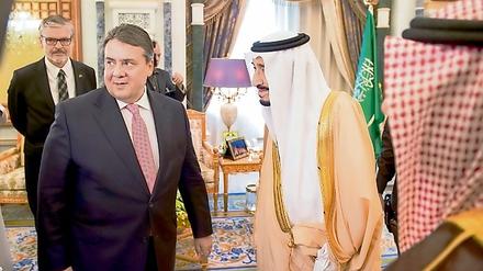 Gute Kundschaft - Der ehemalige Bundeswirtschaftsminister Sigmar Gabriel (SPD) und der König und Premierminister von Saudi-Arabien, Salman bin Abdelasis al-Saud, bei einem Treffen am 08.03.2015 in Riad (Saudi-Arabien).