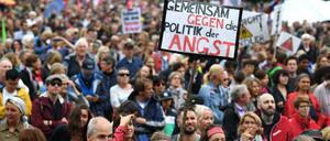 Menschen nehmen an der Demonstration "#ausgehetzt - Gemeinsam gegen die Politik der Angst" am Königsplatz in München teil.