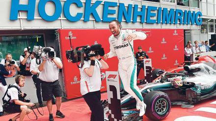 Hüpf und hurra! Lewis Hamilton konnte sich unverhofft über einen Sieg in Hockenheim freuen. Auf dem Weg dahin machte er sein Team durch Chaos an der Boxengasse ganz schön nervös. 